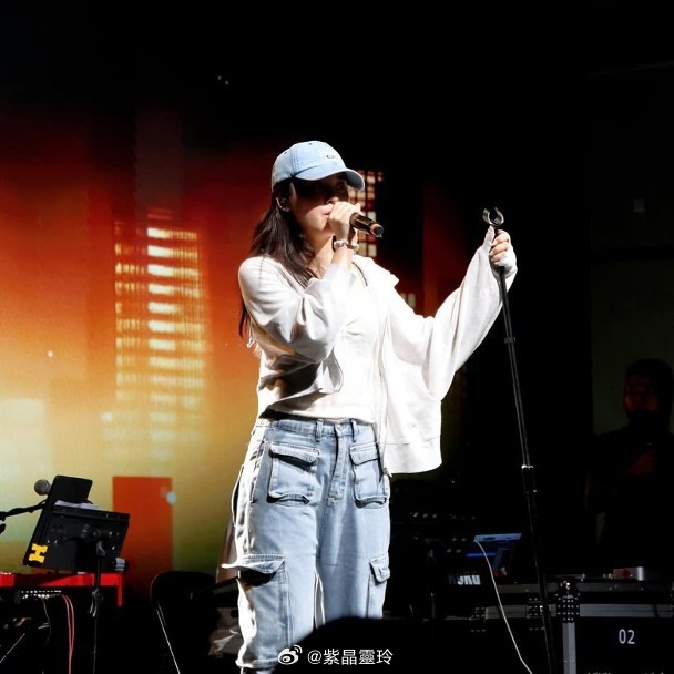 【On.cc】姚焯菲美國求學　淘氣嘟嘴舉V賣萌「聲夢幫」近期處於多事之秋，姚焯菲