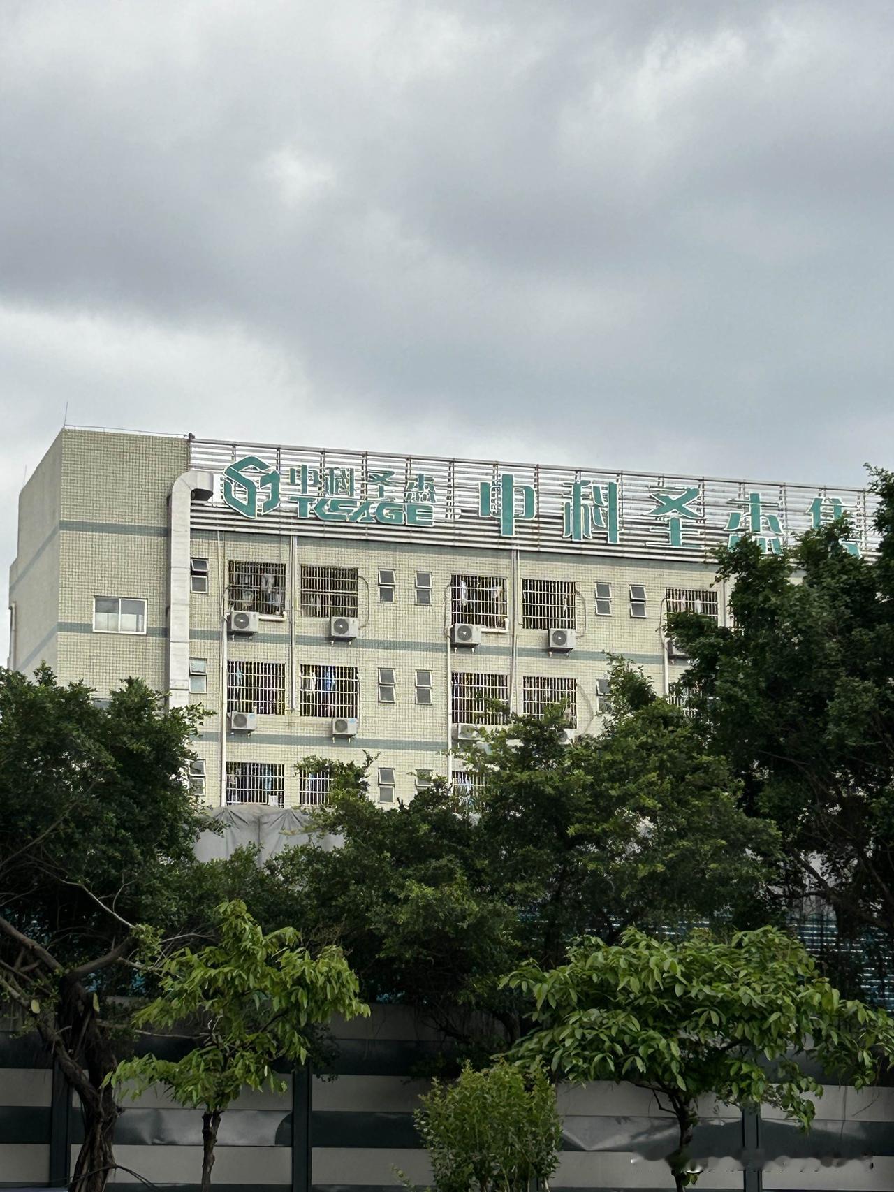 工厂就是法外之地。制造业是最不怕工人猝死的地方。不信你看，G内几乎所有的工厂都存