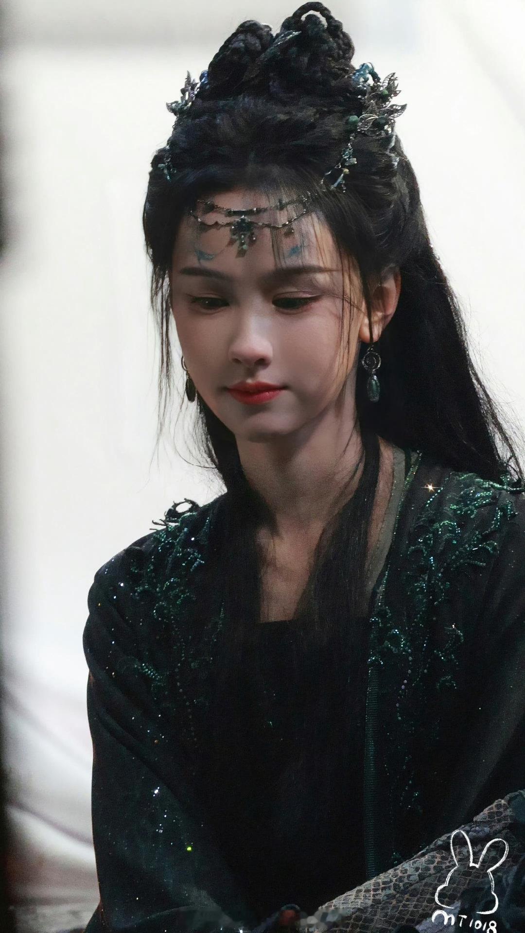 陈都灵月鳞绮纪清漪路透曝光，其身着墨绿色服饰，宛如小龙女般仙气飘飘，实在是令人惊