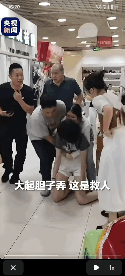 重庆一女大学生在商场喝奶茶时被珍珠呛住，面色发紫瘫倒在地，周围人看到后非常焦急，