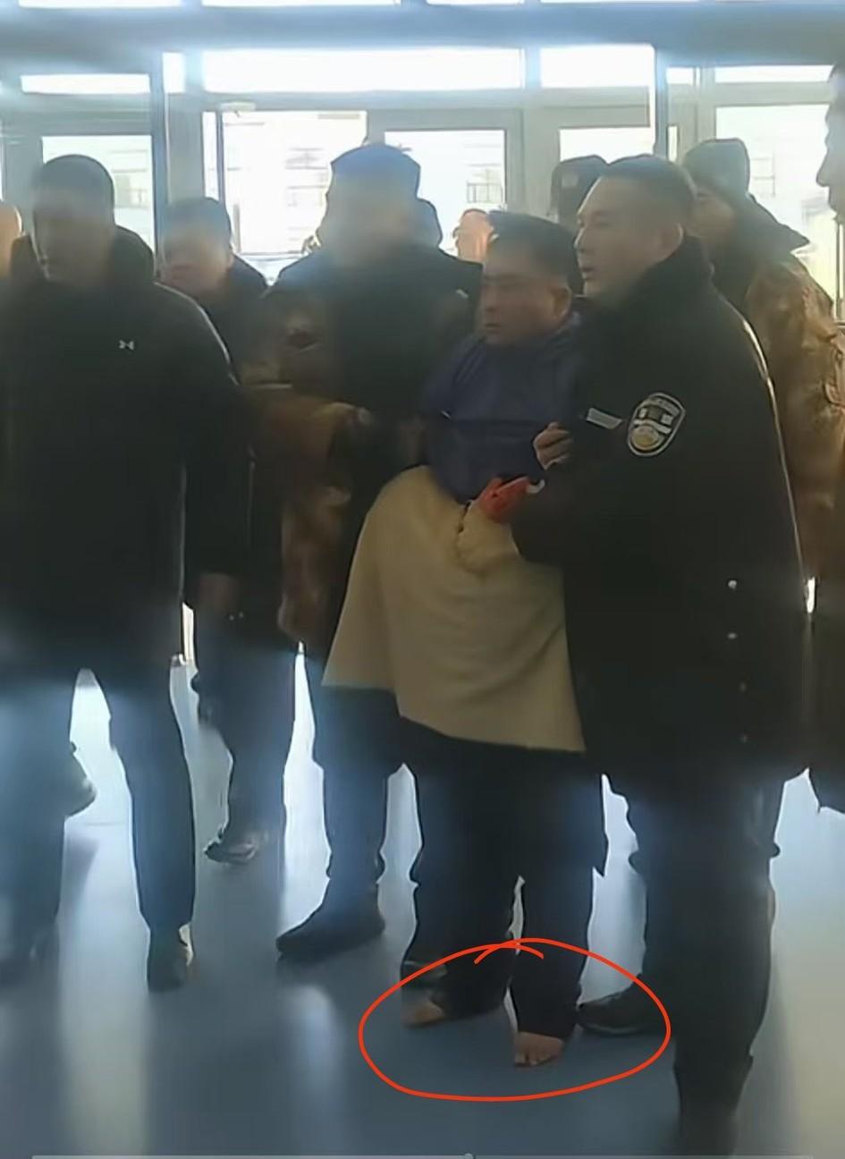 为了防止逃跑，连鞋都没得穿。这就是不守法的下场，真犯了罪就别想能舒舒服服过正常日