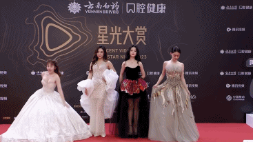 #星光大赏红毯# 
前一秒觉得这位小姐姐假摔博眼球；
后一秒小姐姐站起来就流鼻血