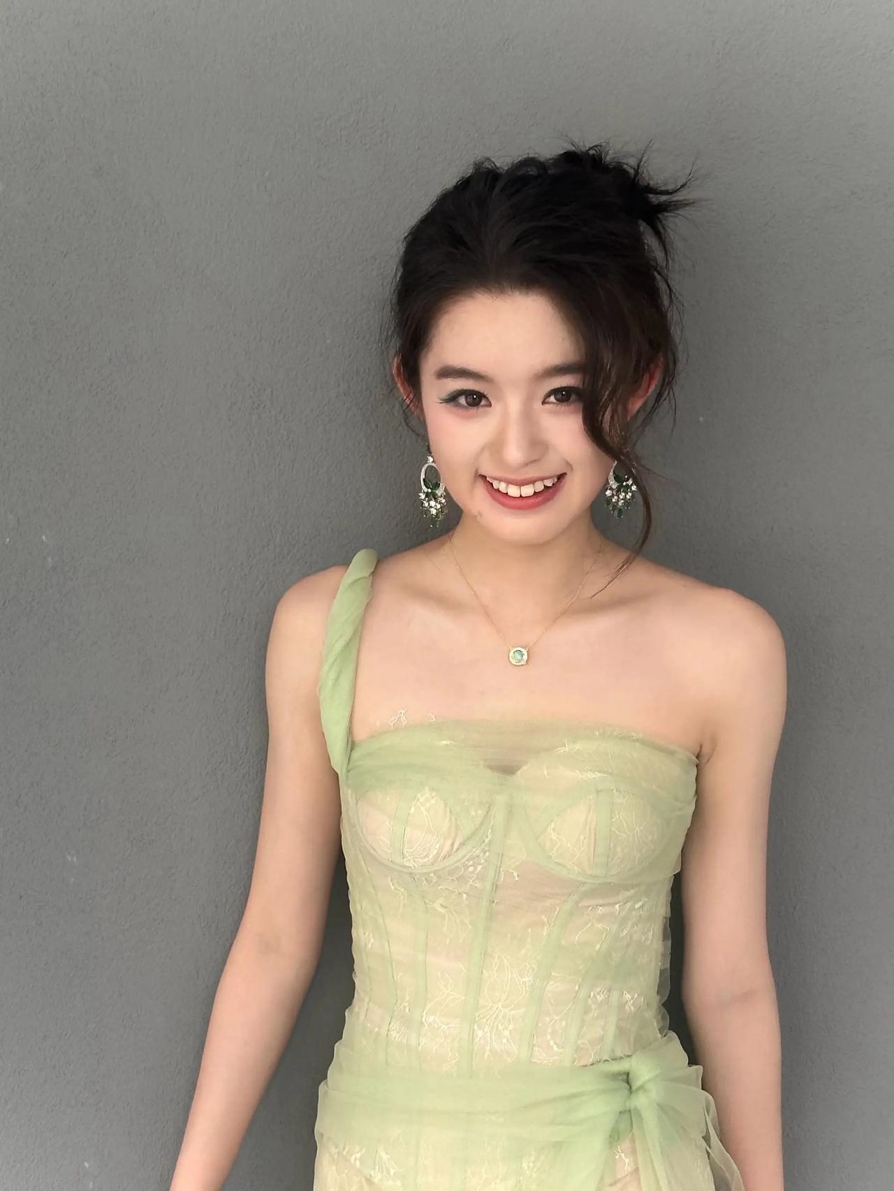《人鱼》带着很强的先天期待与舆论包袱开播。剧集手握不错的底牌：《三体》导演杨磊掌