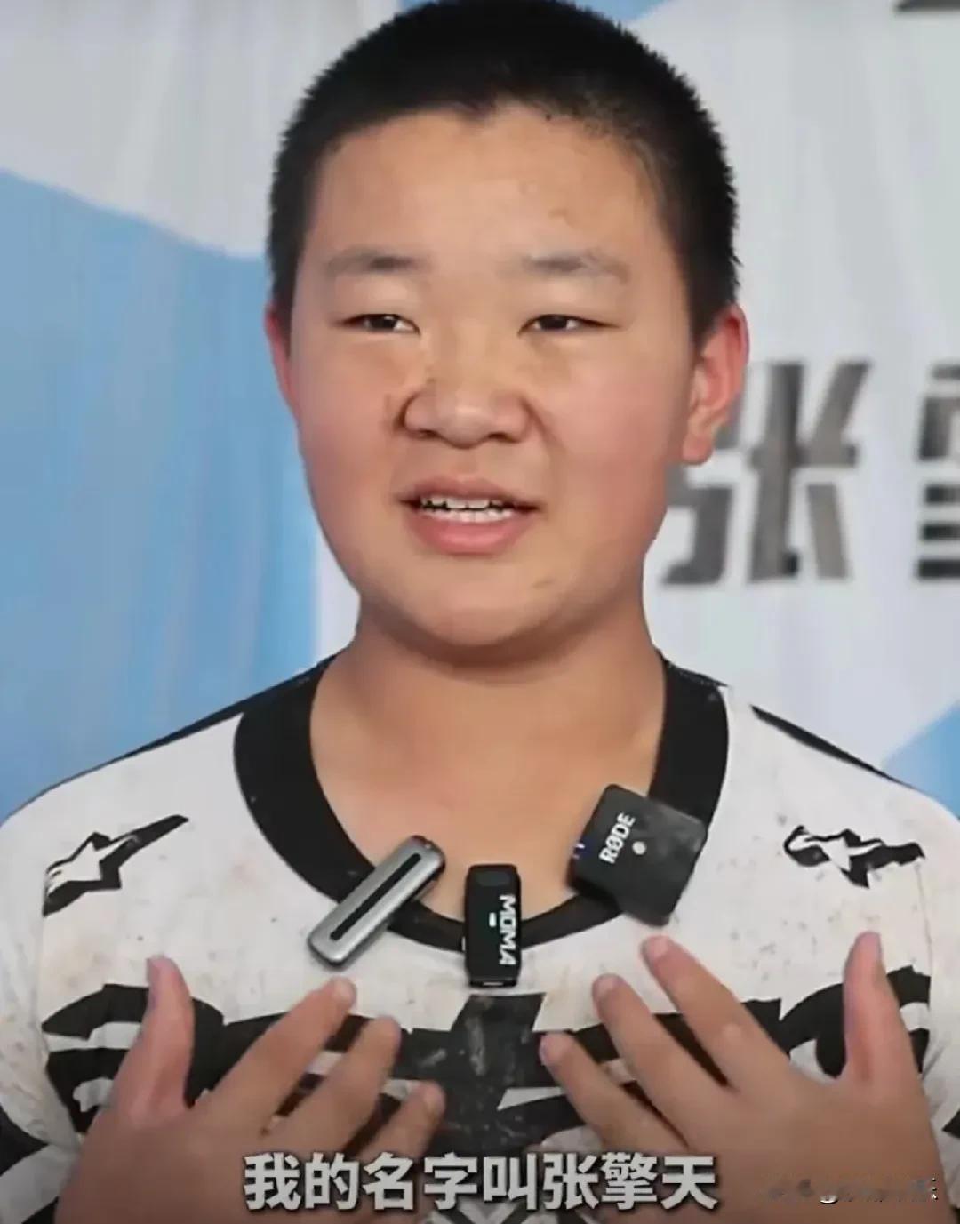 张雪老婆星姐带儿子出发上海参加比赛，张擎天寸头造型神似妈妈，采访很机灵！


