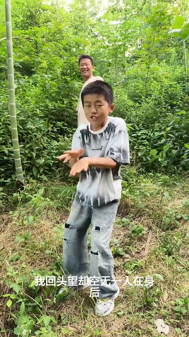 你说风又吹过了眉间的愁，又把心底孤独吹得很久很久，我回头望却空无一人在身后，早忘