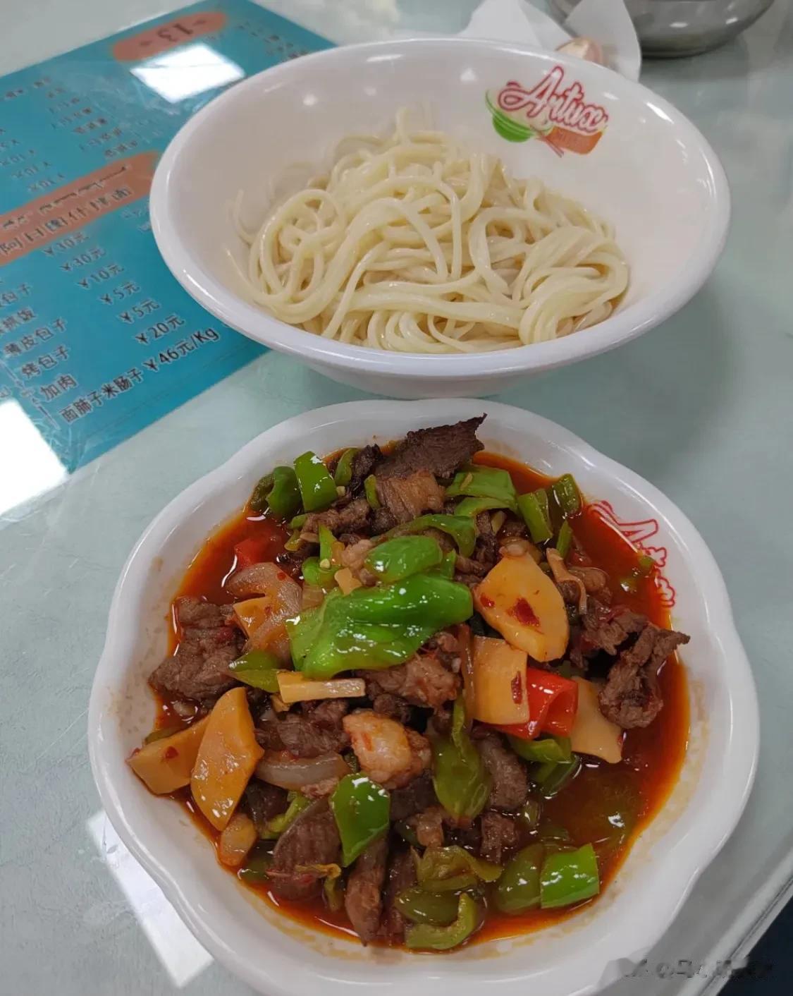 #乌鲁木齐头条# 门头极其不起眼，不是本地人带领的话找不到的饭馆子，回头客扎堆面