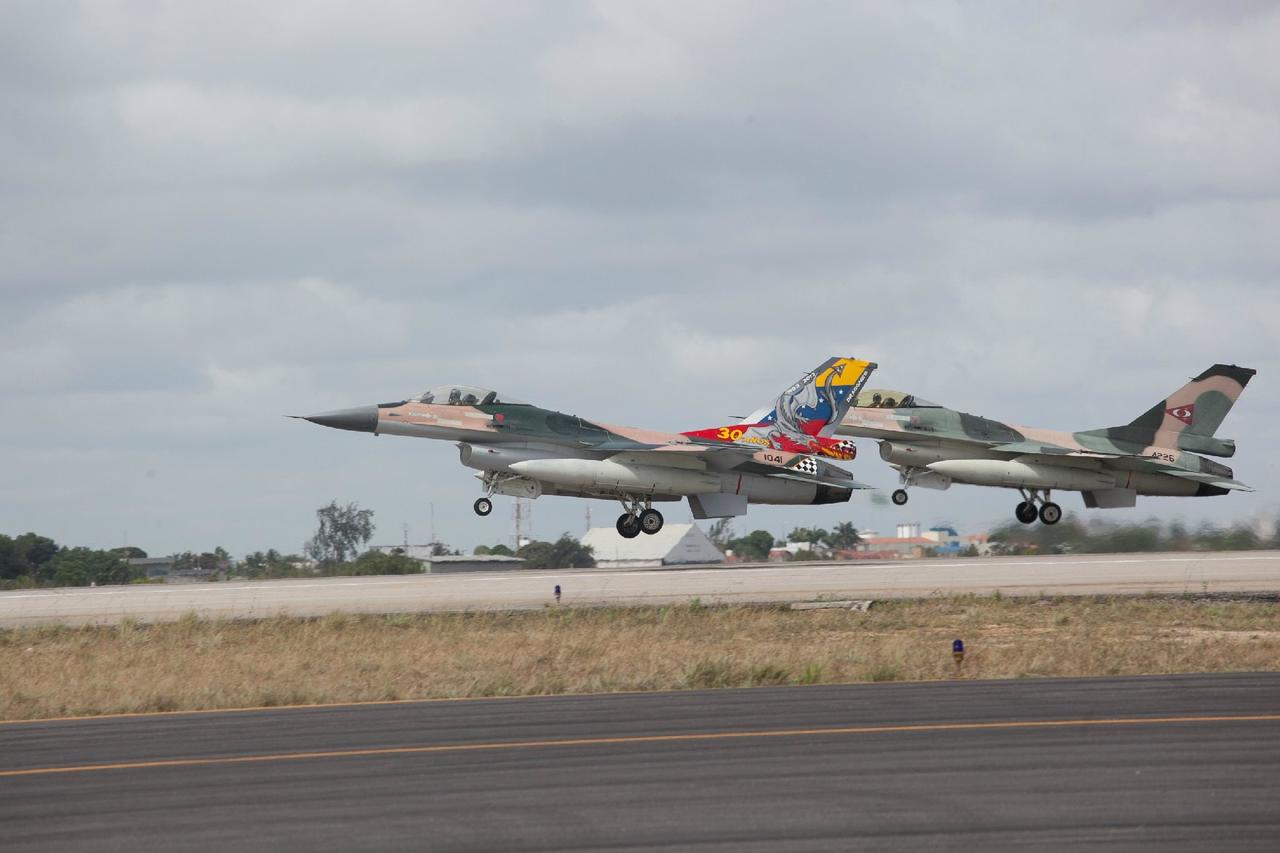 委内瑞拉没有想像的那么不堪一击，他们还有若干个F16战斗机，还有约30架苏-30