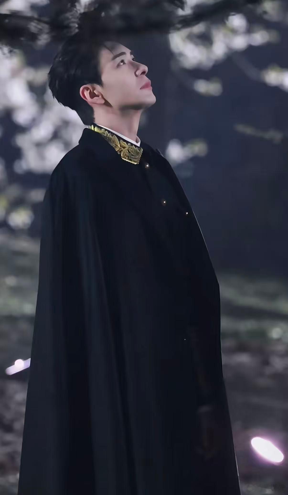 统一军装审美的男人杀回来了陈星旭雪地里的深情爱人造型真的杀疯了！眼神里全是温柔，