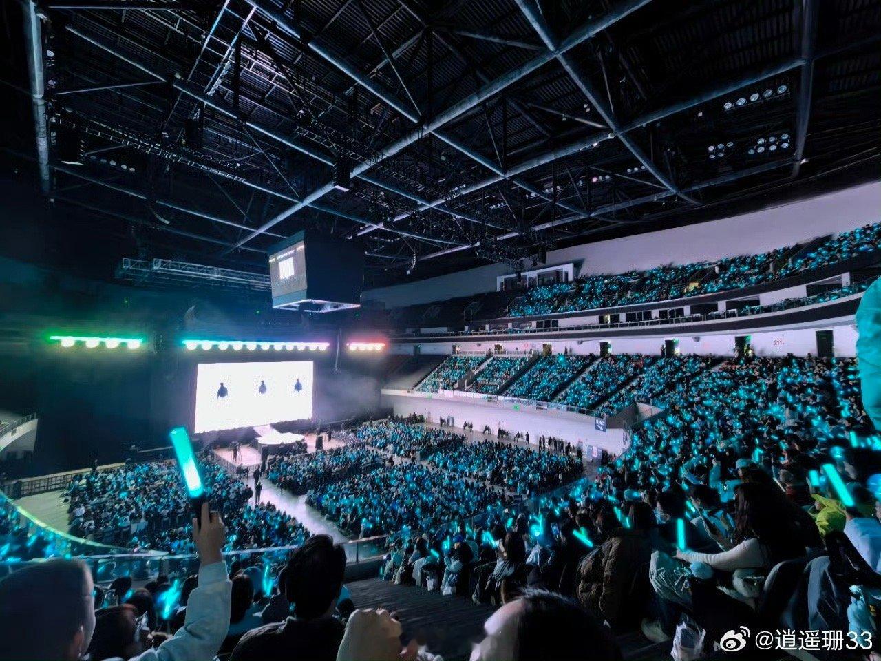 刘雨昕上座率战绩可查 当灯光亮起，昕蓝海如期而至。苏州站现场人潮汹涌，如海浪般席