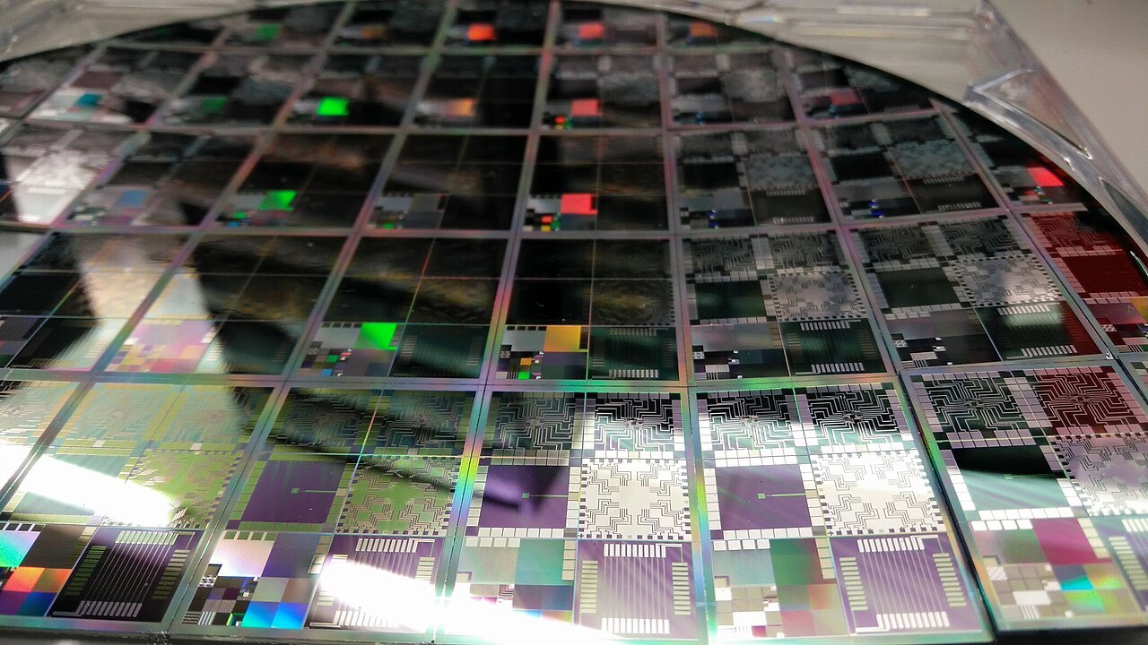 刚刷到一条，今天数码圈被一颗芯片刷屏了。高通新一代 2nm 旗舰平台骁龙 8 E