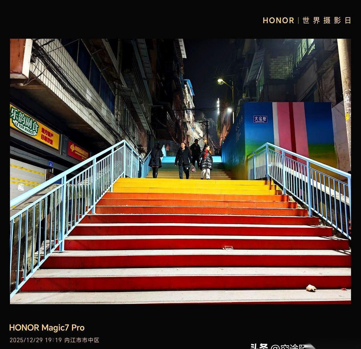 我错了，我今天真不该来内江的四方块。
刚一拐进箭道街，人潮“哗”一下就把我淹了。