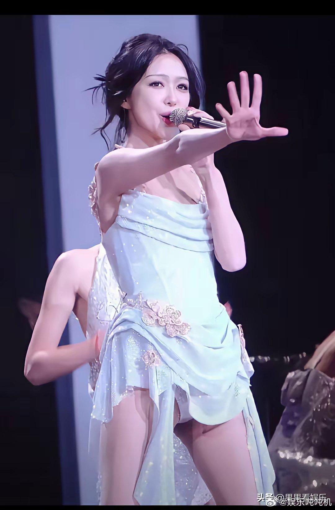  薛凯琪拒穿安全裤，5.1亿热搜背后，太现实了，重庆演唱会42岁薛凯琪，因为高温