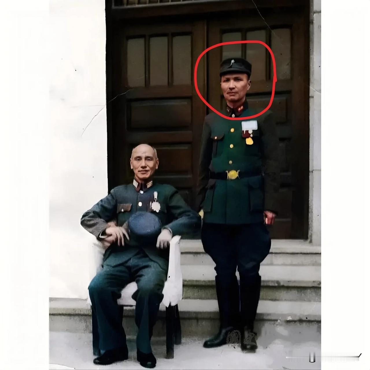 一张老照片，拍摄于1946年的河南，大家看看与老蒋合影的这人是谁！这才是他们二人