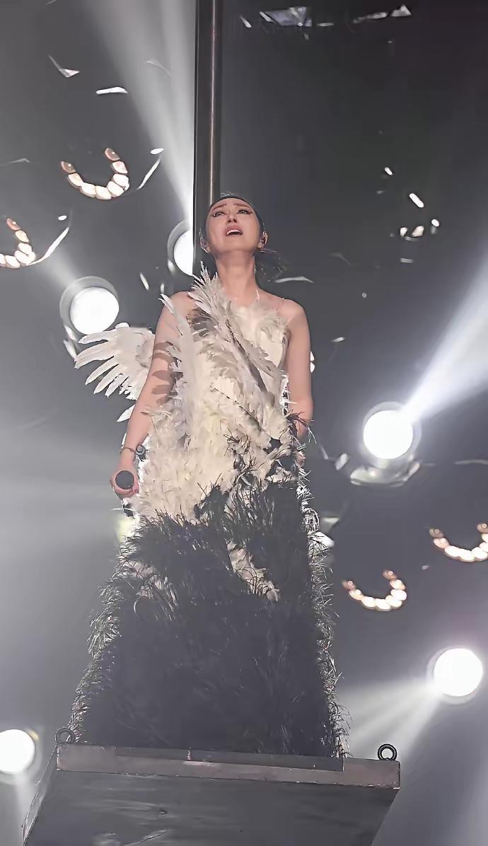 杨千嬅这事儿，确实有点左右为难。
 
演唱会票早卖光了，临时取消不仅要赔违约金，