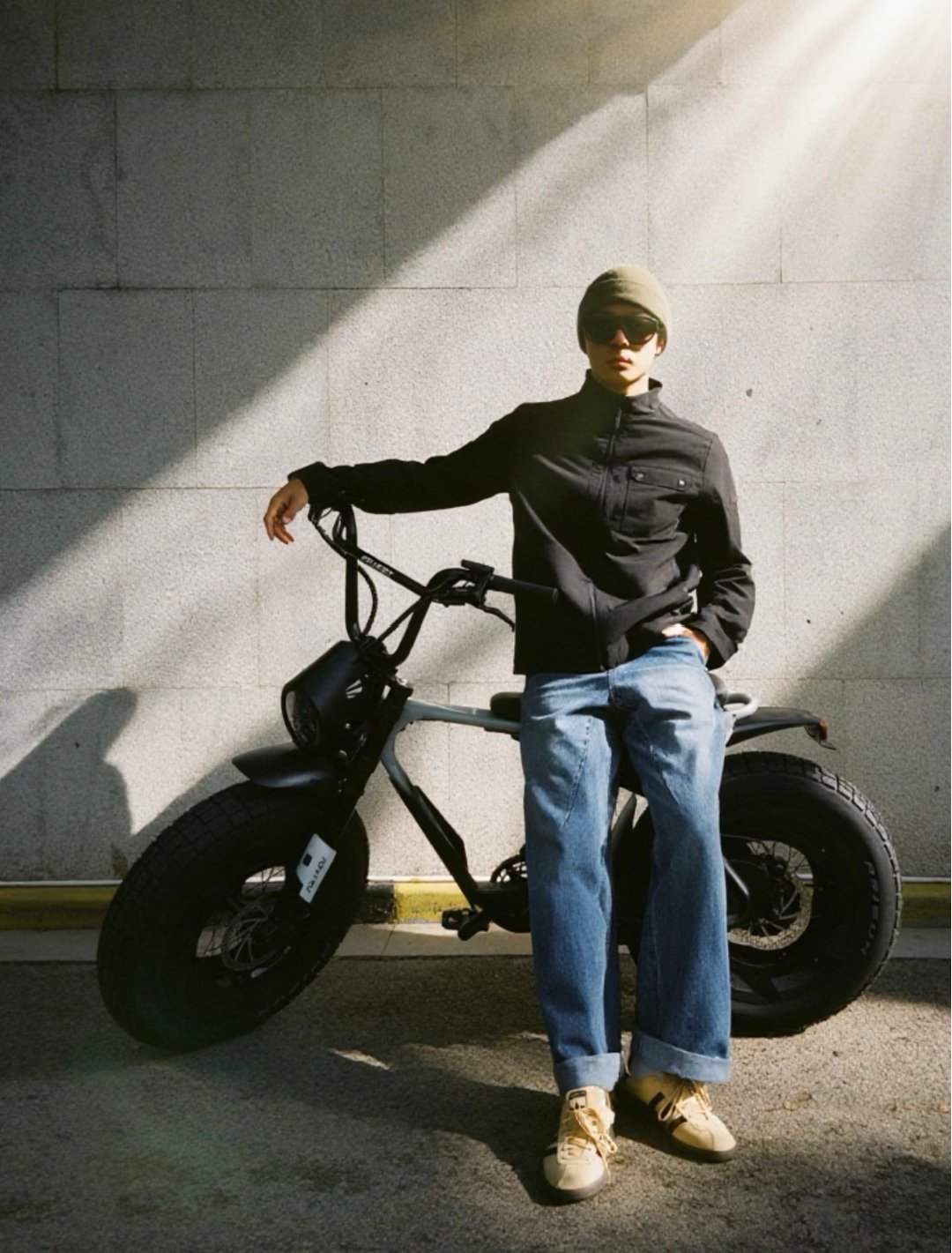 张晚意分享了一组日常图～“新玩具遛弯时间🏍️阴天但是想要点阳光☀️” 