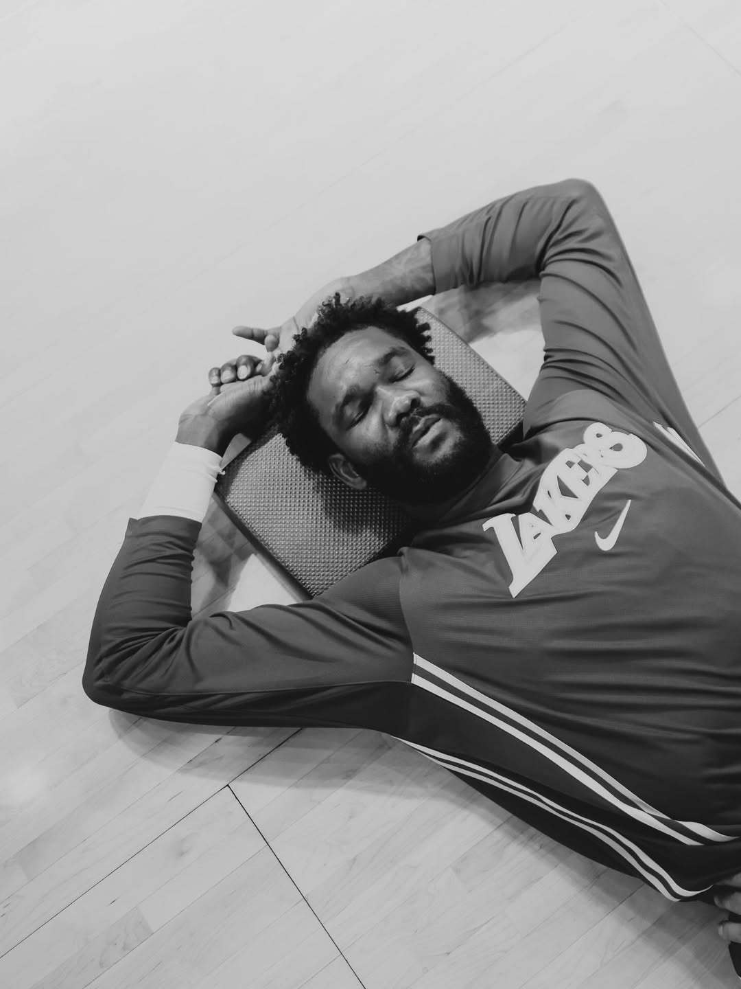 艾顿更新Ins动态：“致所有一路相伴、不离不弃的人，我铭记于心，心怀感恩。工作尚