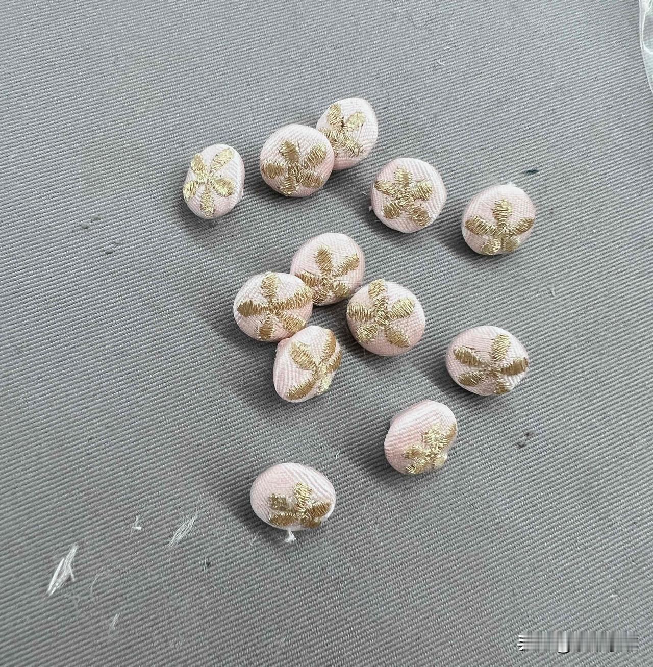 【分享一款特别好看的衣服包扣】

今天分享一款特别高级、特别好看的包扣给朋友们看