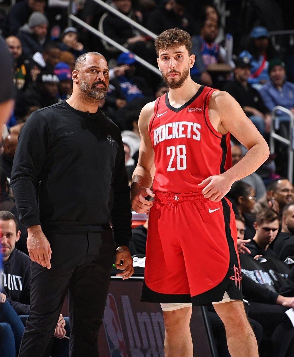 乌度卡赛后被问到申京表现挣扎是否是因为脚踝伤势：“不，这些球员现在不可能100%