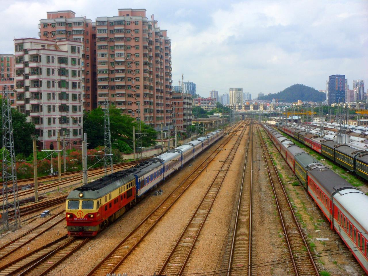 2015年在深圳拍到的T8369次列车，当时这车是梅州到深圳，采用的是25Z型客