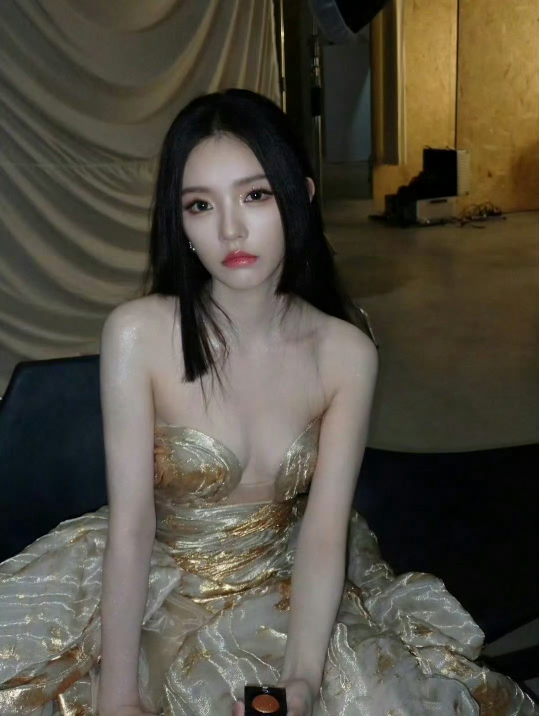 林允 就喜欢假假的自己 上一秒夸女明星好看，下一秒接“就喜欢假假的自己”，林允太