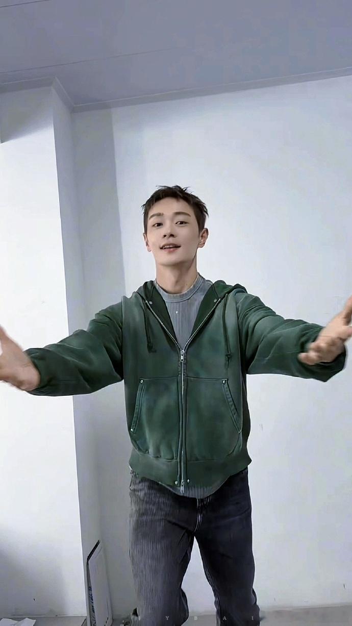 无人在意的角落曹骏扶娃娃我很少说一个男人可爱，可是曹骏身上真的有很多小萌点，执着