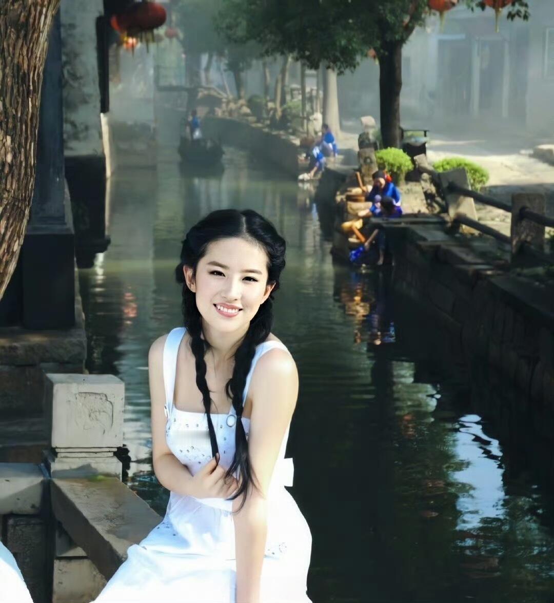 像一朵白色的睡莲 