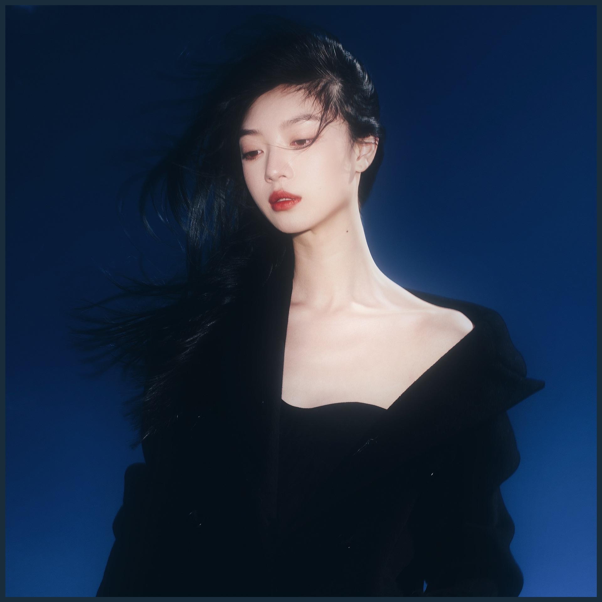热烈如蓝。他们就说我是小众吧
趋同是这个时代的标志
可笑的是所谓的“我就是我”竟然变成了贩卖情绪价值的产品？
疯了 真疯了 得要多少年后他们才能悔悟？
走了走了 去山上 找蓝天避一避吧
MODEL：芷幸