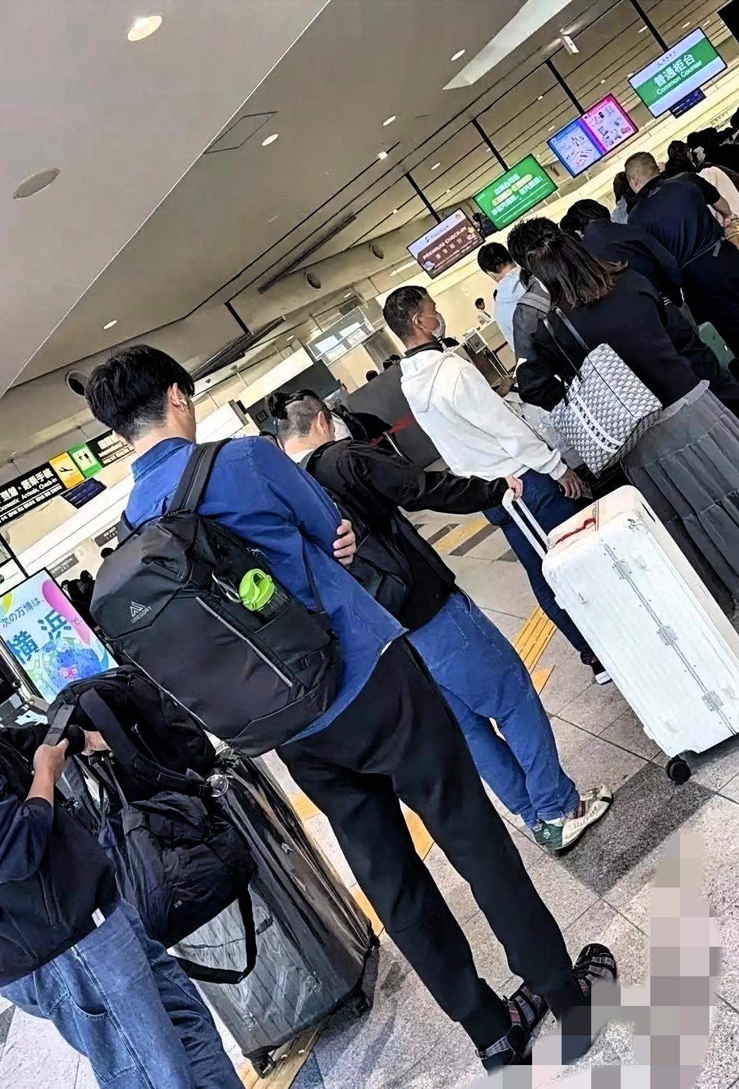 日本机场挤爆回国同胞，一句“想想1937-12-13”戳中民族痛处，这才是刻在骨