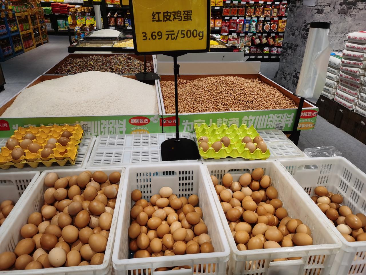 郑州现在的鸡蛋价格
今天去买鸡蛋，红皮蛋3元6毛9一斤，白皮蛋17元一板30个，