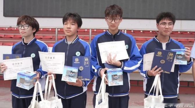路遇摔伤老人台州五名少年交出急救满分答卷 近日，台州三门五名学生路遇老人骑三轮车