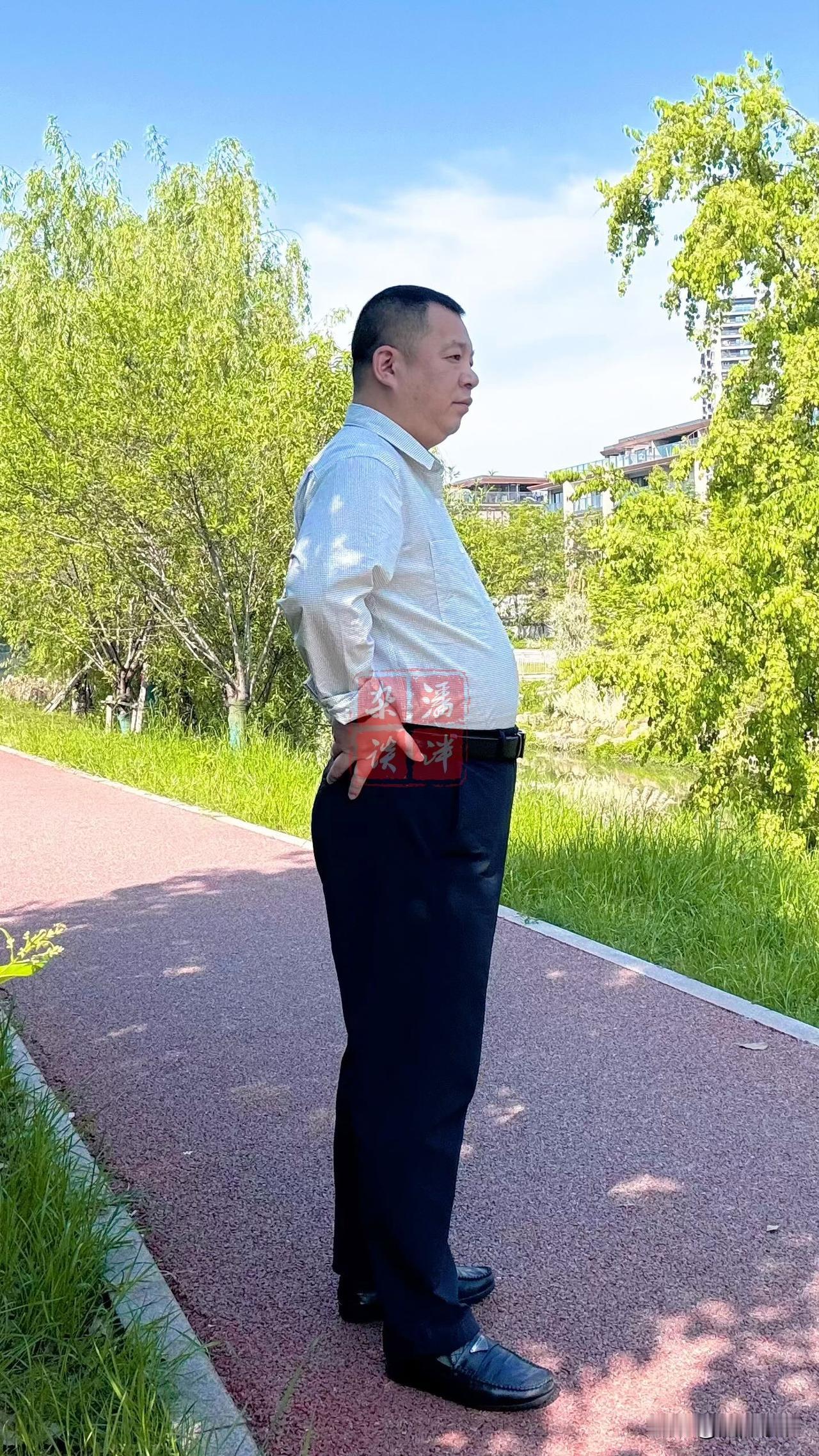 人生当如伞，既能傲然撑起一片天，亦能坦然收放自如。烈日当空，便为你遮挡灼热，守住
