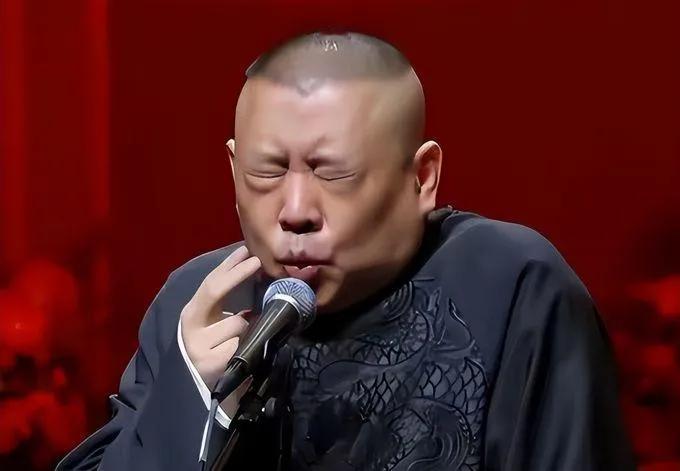 郭德纲这两天在网上走红了，他的红是因为在武汉演出时篡改红歌。老郭这次触碰了三条线