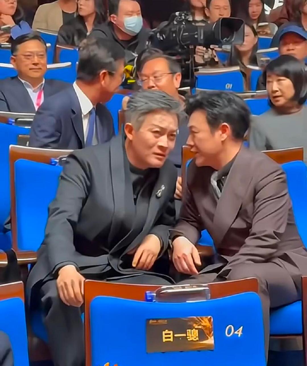 苏无名高启强聊啥呢高启强苏无名聊啥呢苏无名高启强聊啥呢，真的有点儿梦幻了这个同框