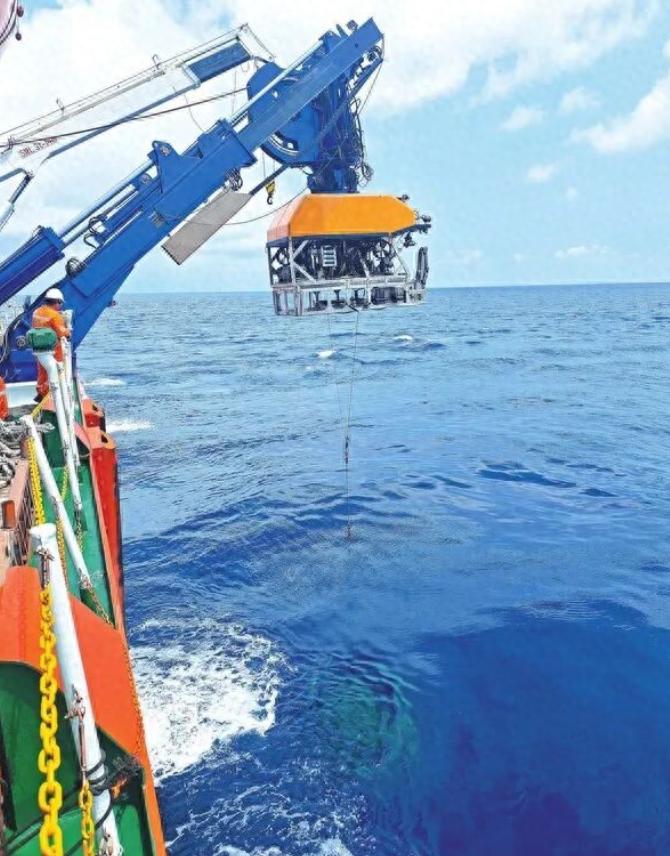 中国成功在海底3500米切割电缆，西方恐慌，真相究竟如何？

据港媒《南华早报》