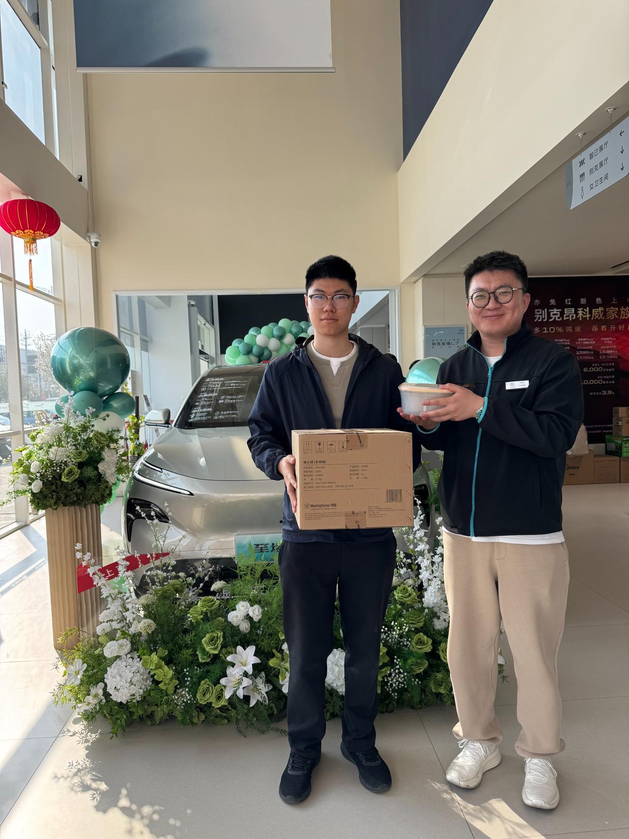 四座平权奢享体验，舒适配置力压同级。
很多家用 SUV 只宠前排，后排配置简陋，