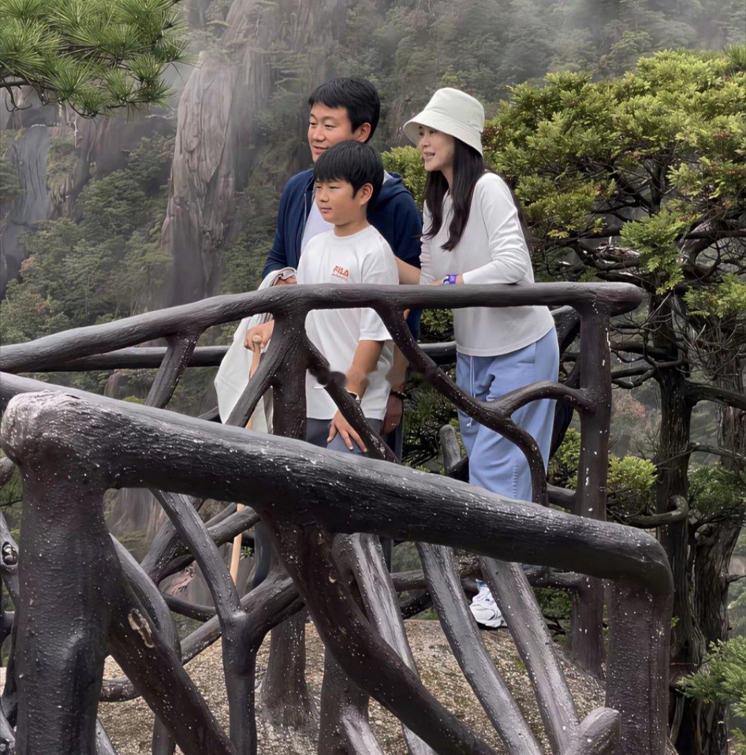 佟大为老婆关悦都快50了还这么少女 