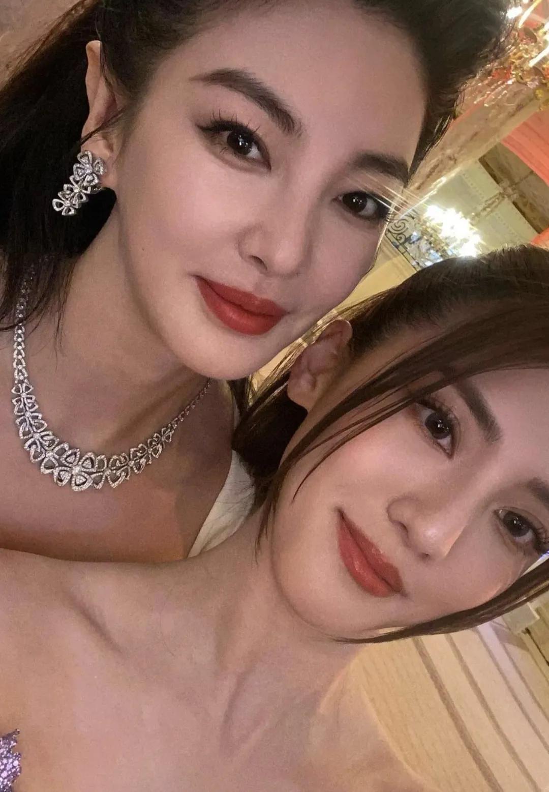 吴千语张雨绮两位大美女合影，而且还是怼脸自拍，两位美女的脸型绝了，尤其是高鼻梁看