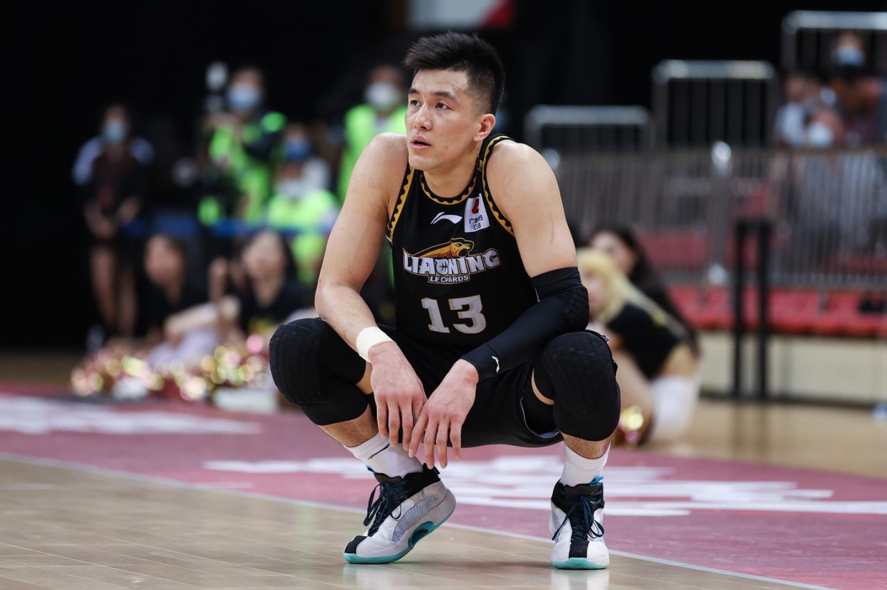 当下的郭艾伦下地都费劲，目前的他正在广东积极康复！但在最近这段时间，网络上竟然盛