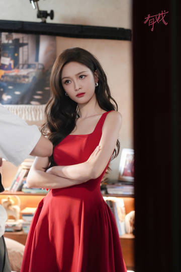 吴宣仪有戏红裙吴宣仪红裙剧照 吴宣仪红裙剧照 ​​​