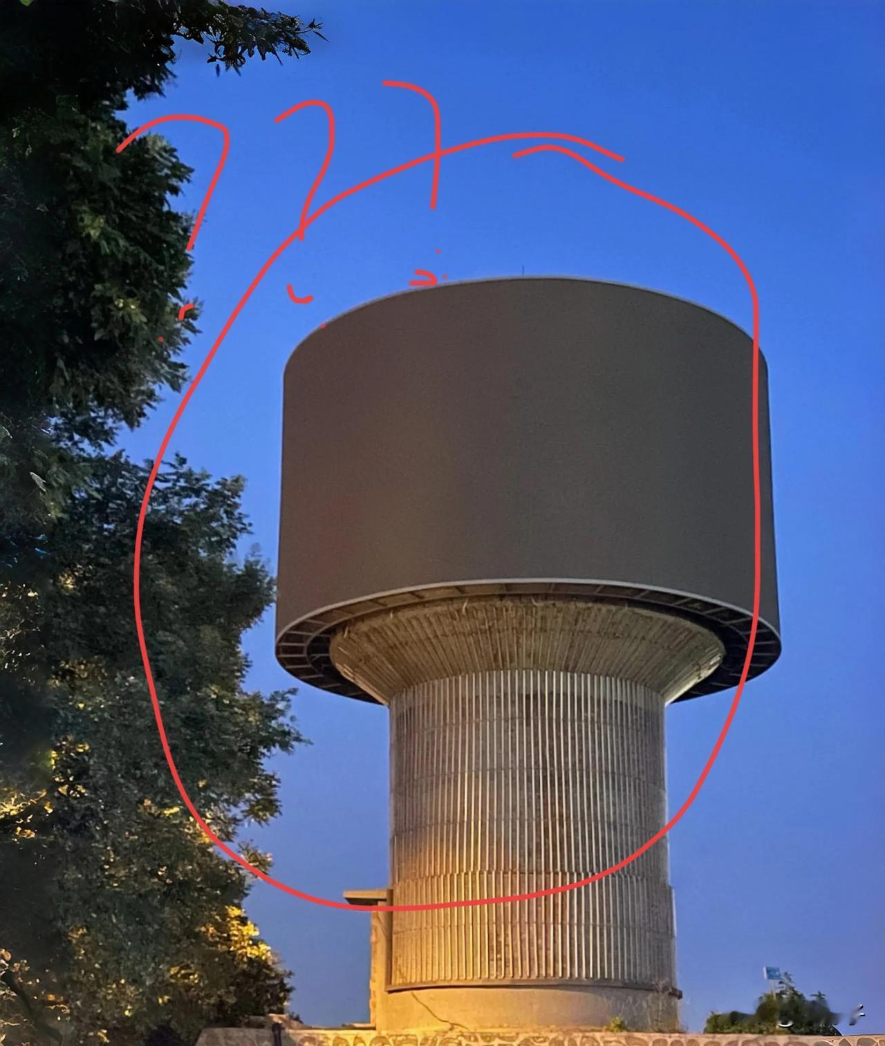 懂军事的来解答一下，这跟手榴弹一样的建筑是干什么用的？？？