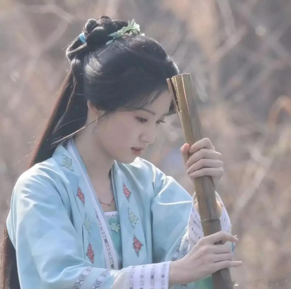 青青娱乐卢昱晓穿浅蓝古装气质温婉 持篙撑船娇俏可人 