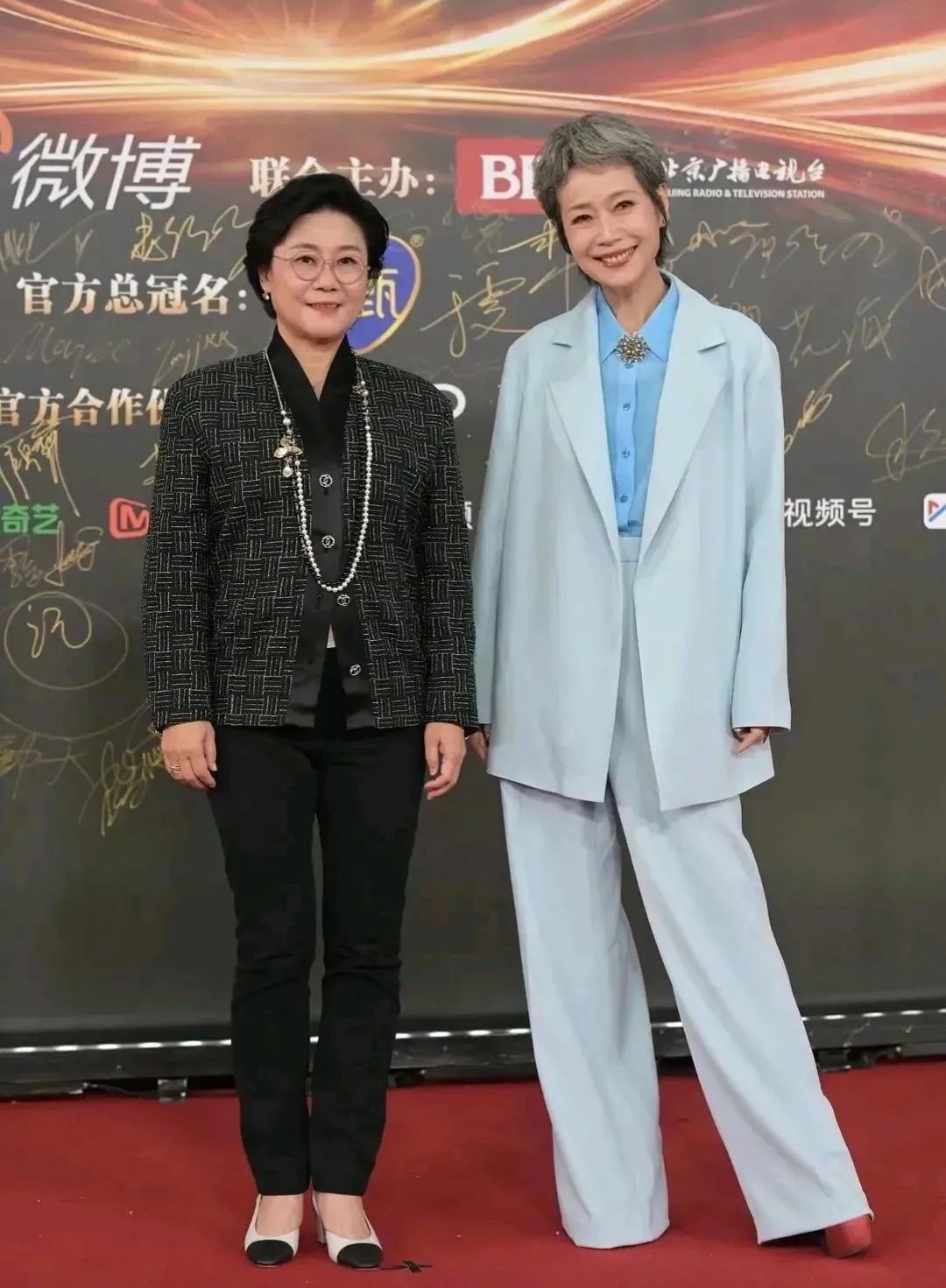 微博之夜虽然过去了
但叶童的微博之夜造型
现在还深受欢迎
那一夜，叶童穿着浅蓝色