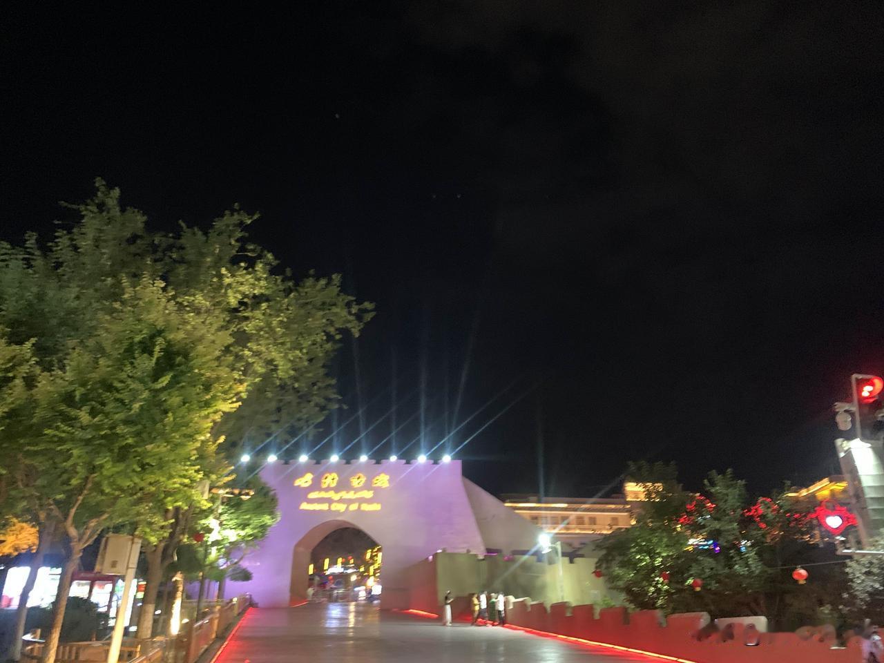 喀什古城夜景之酒吧一条街，热闹非凡，美食配啤酒，音乐和舞蹈，让人陶醉其中。

漫