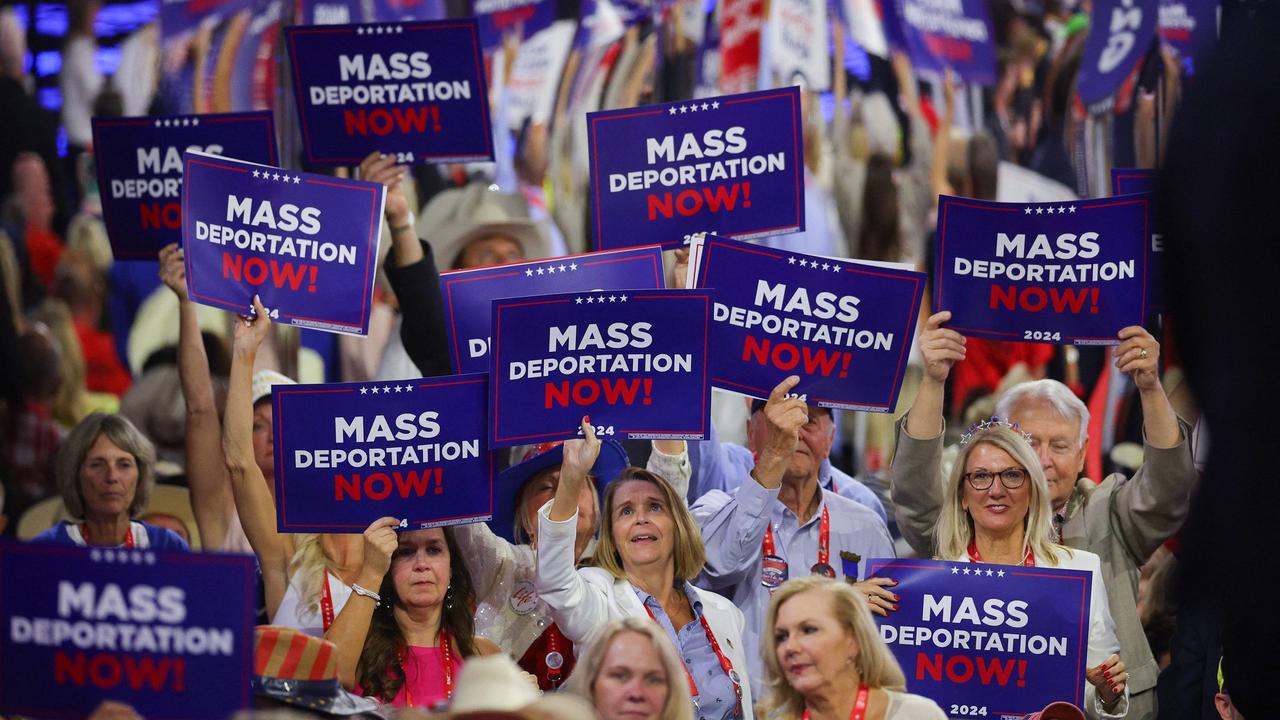 新闻快讯——美国当地时间3月19日，特朗普试图降低其大规模驱逐移民行动的曝光度，