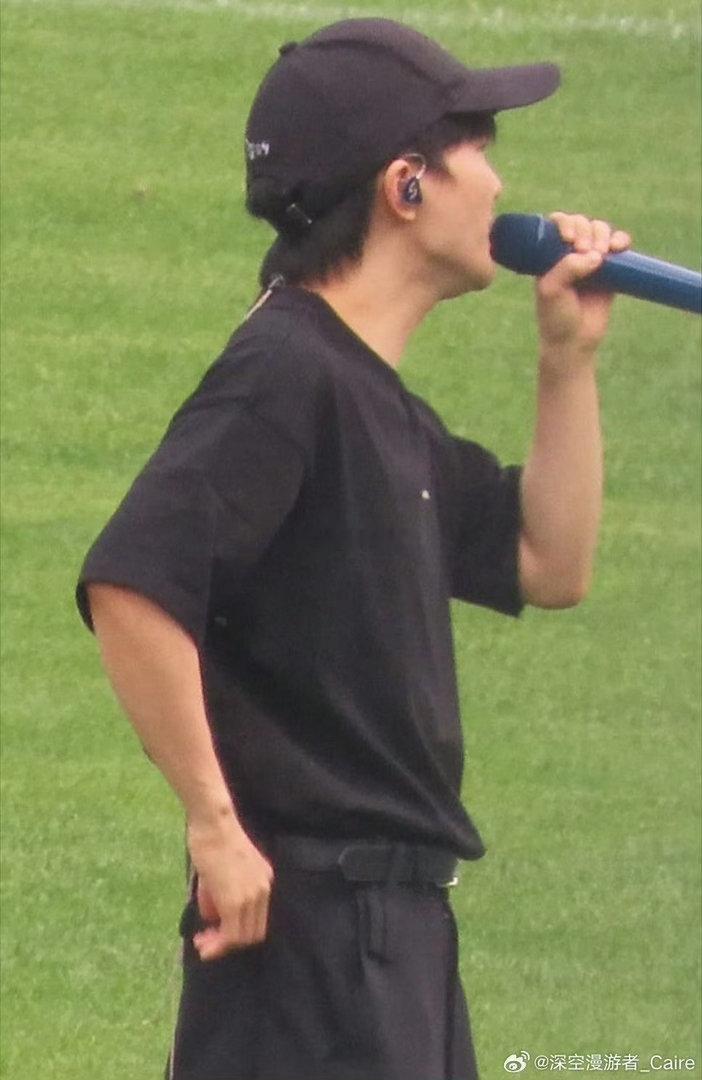 周深苏超开场 今夜常州奥体，周深用《热烈盛开》开启苏超新征程，歌声与赛事共精彩！