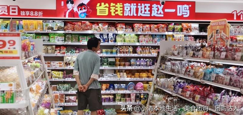 我会选择去量贩零食店买东西。就拿春节期间来说，小县城的量贩零食店人满为患，像“好