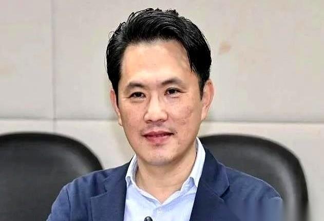 想给人穿小鞋，结果鞋码都算错了。
你说这叫什么事儿？一帮人关起门来合计着怎么改规