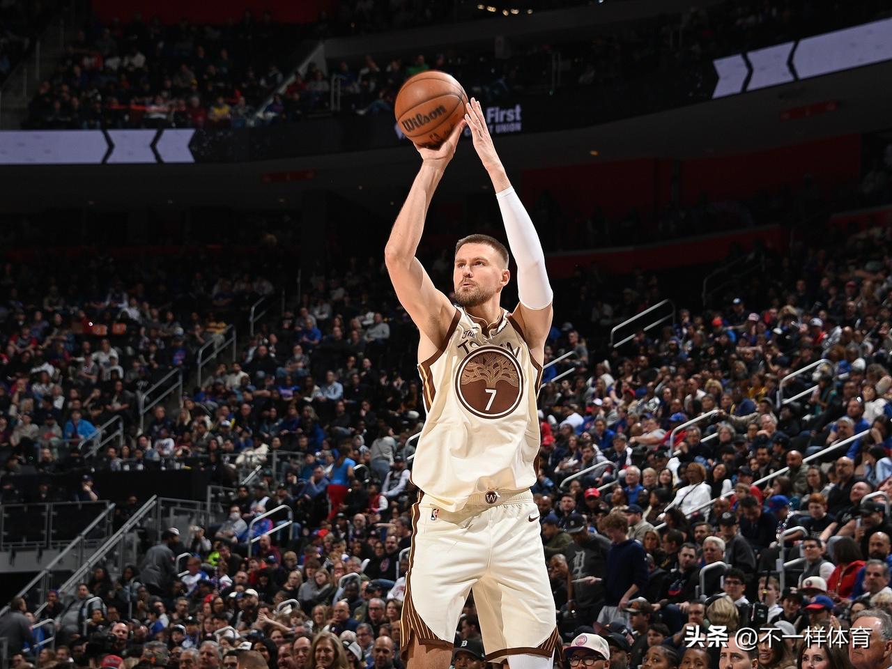 勇士队八人得分上双通过加时137-131战胜独行侠队，独行侠队彻底远离附加赛，弗