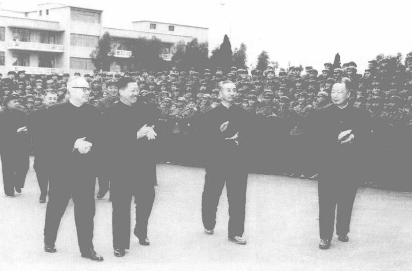 四位元帅并排接见广州军区会演的全体人员，从左到右，分别是叶剑英，贺龙，徐向前和聂