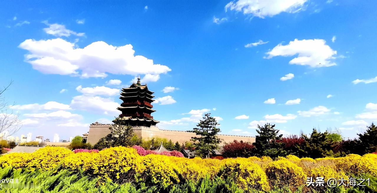 雄伟壮丽之大同古城（原创）
在大同平城区的美好春日里，湛蓝天空中白云悠悠飘荡。巍